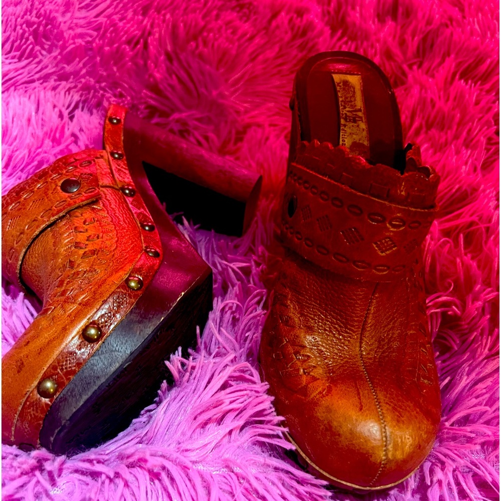 Beautiful leather clogs size 7 hardly worn